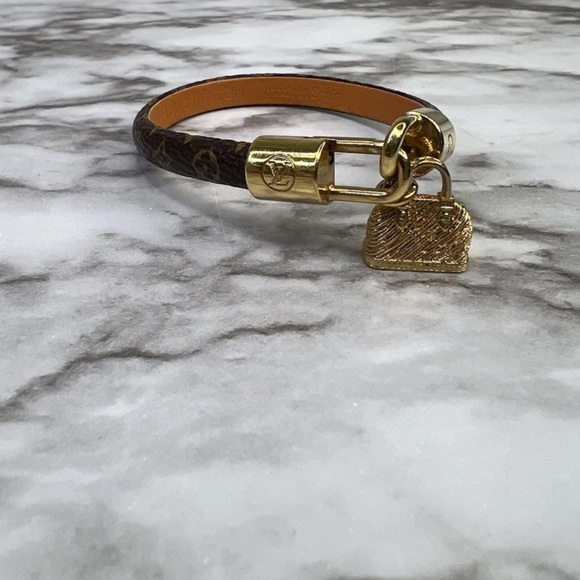 Gorgeous Louis Vuitton Luxury Bracelet Size 17 - Picture 4 of 9